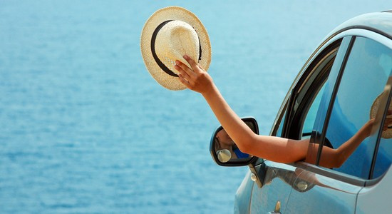 Fille au chapeau face &agrave; la mer