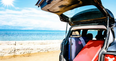 Voiture coffre ouvert valises plage