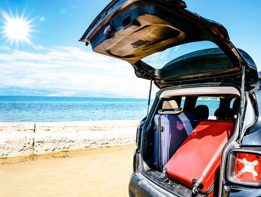 Voiture coffre ouvert valises plage