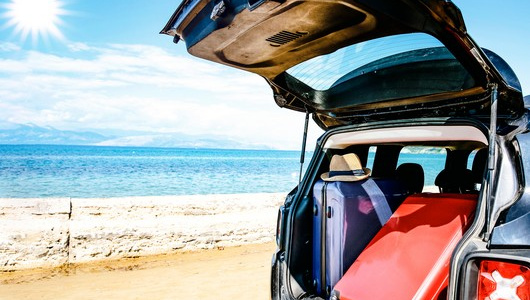 Voiture coffre ouvert valises plage